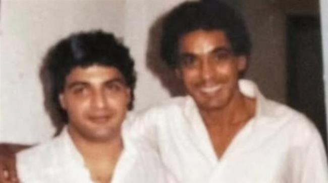 بالقلب والورود.. حميد الشاعرى ينشر صورة نادرة مع منير 