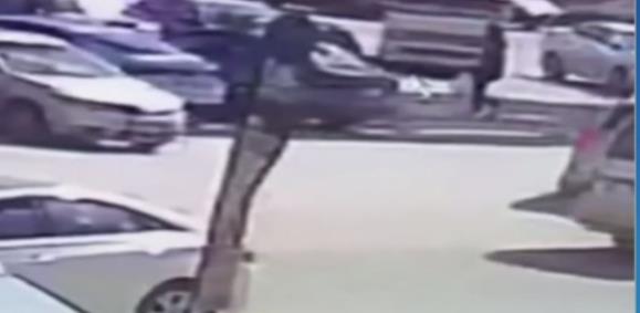 الداخلية تكشف ملابسات فيديو تحطيم زجاج سيارة وسرقة متعلقاتها بالجيزة