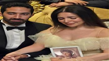 مي عز الدين تجمع الحب والذكريات في يوم زفافها.. صورة والدتها تلازمها