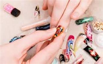 للفتيات.. طرق فعالة لإزالة لاصق الأظافر الصناعية من الجلد 