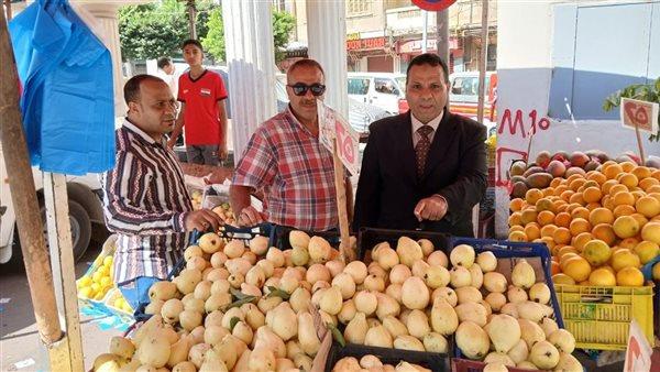 وكيل تموين الإسكندرية يجري جولة لمتابعة فعاليات سوق اليوم الواحد بحي المنتزه