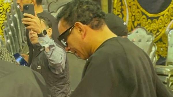 محمود الليثي أول الحاضرين في عزاء الفنان الراحل إسماعيل الليثي بإمبابة