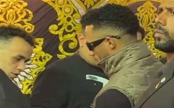 نجوم الفن يودعون المطرب الشعبي إسماعيل الليثي في عزائه بإمبابة