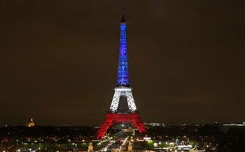 "برج إيفل" يضيء بألوان العلم الفرنسي إحياءً للذكرى العاشرة لهجمات 13 نوفمبر 2015