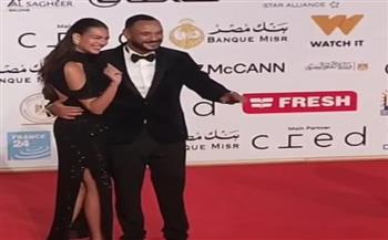 بعد شائعات الانفصال.. أحمد خالد صالح وهنادي مهنا يشعلان السجادة الحمراء لمهرجان القاهرة