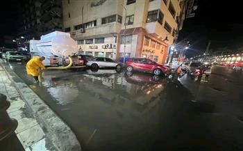 تزامنًا مع عدم استقرار الطقس.. أحياء بورسعيد تواصل جهودها الميدانية لسحب مياه الأمطار| صور