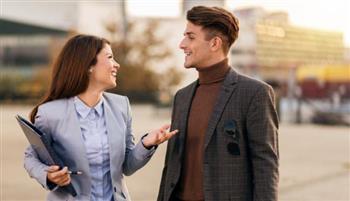 للنساء.. 7 عبارات لبدء حديثك مع ضمان جذب انتباه من حولك