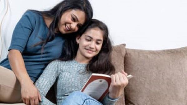 في مرحلة المراهقة.. 6 محادثات ضرورية لبناء الثقة والدعم مع ابنتك