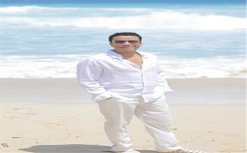بالأبيض.. سامح حسين يشارك جمهوره إطلالة صيفية أنيقة على الشاطئ