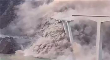 بعد شهرين من افتتاحه.. انهيار جزئي في أعلى جسر بالعالم (فيديو)