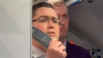 سأحصل على الآيس كريم.. طيار يتحدث مع الركاب عن وعده لطفلته (فيديو)