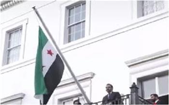 وزير الخارجية السوري يرفع  علم بلاده فوق السفارة السورية بلندن (فيديو)
