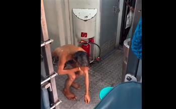  راكب يستحم داخل قطار متحرك.. مشهد يصدم الجميع (فيديو)