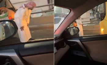فيديو.. سعودي يوقف سيارته ليؤدي الصلاة وسط طريق سريع