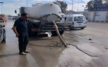انتشار فرق الطوارئ لرفع تجمعات مياه الأمطار بالأحياء السكنية والاستغاثات بمرسى مطروح