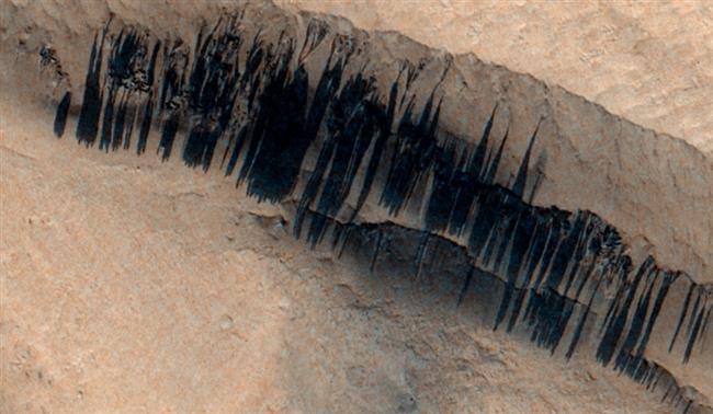 العلماء يحلّون لغز الخطوط السوداء على منحدرات المريخ