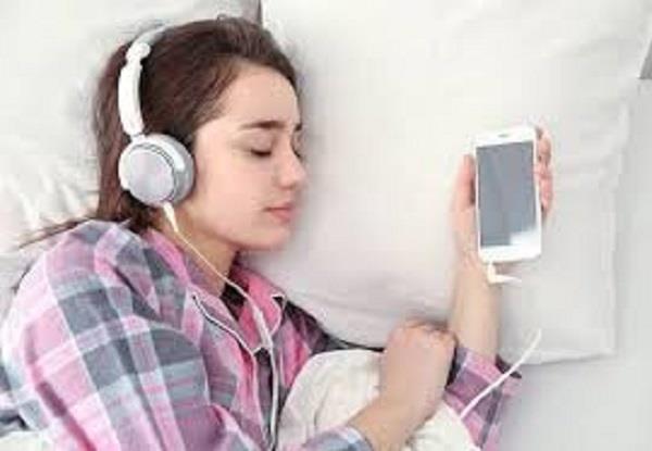 دراسة تحذر.. النوم بسماعات الأذن يؤثر على صحة دماغك وعقلك