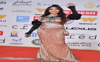 غادة إبراهيم تخطف الأنظار بفستان ذهبي في افتتاح مهرجان القاهرة السينمائي