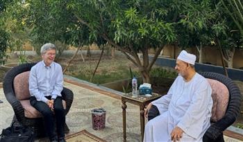 شيخ الأزهر يستقبل المفكر العالمي جيفري ساكس بمنزله في الأقصر 