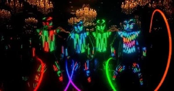 "الضوء الراقص".. حوار بين الحركة والتقنية على مسرح "معرض الشارقة للكتاب 2025"