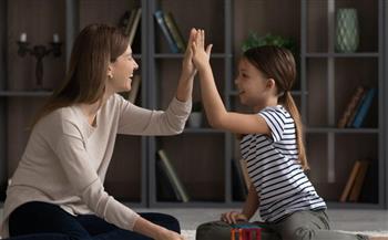 للأمهات.. 3 أشياء يمكنك فعلها لتعليم أطفالك التفكير في مشاعر الآخرين 