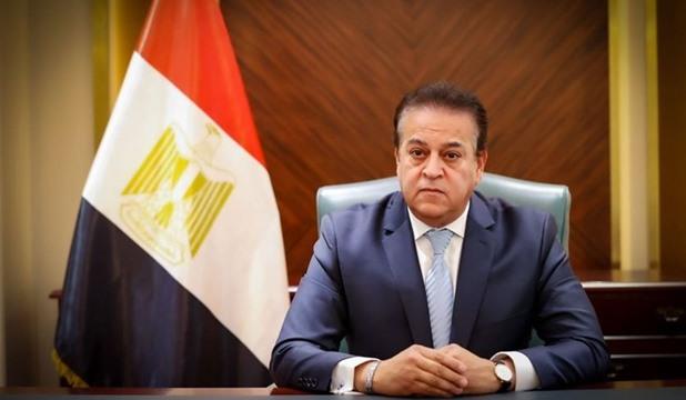 وزير الصحة يتابع حالة الطبيب المصاب بطلق ناري طائش ويوجه بتقديم الدعم الطبي