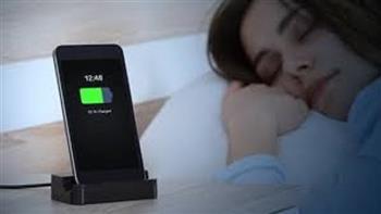 للفتيات.. أماكن تجنبي وضع هاتفك فيها أثناء الشحن