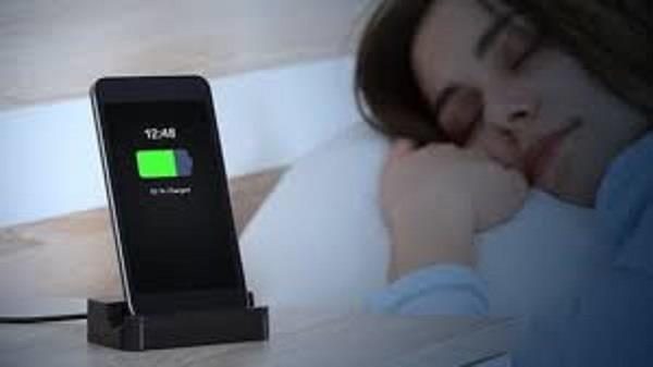 للفتيات.. أماكن تجنبي وضع هاتفك فيها أثناء الشحن