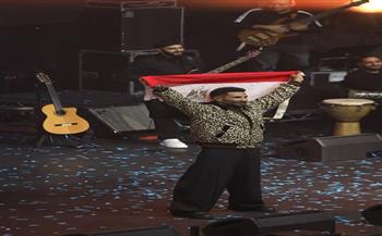 رافعًا علم مصر.. أحمد سعد يتألق في حفل كامل العدد بلندن