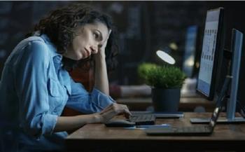 هل تؤثر ساعات العمل الطويلة ووقت الشاشة على الخصوبة؟.. دراسة توضح