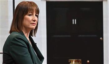 وزيرة الخزانة البريطانية تناقش رفع معدلات ضريبة الدخل