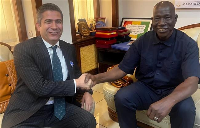 السفير المصري يلتقي وزير الدفاع الوطني الغيني