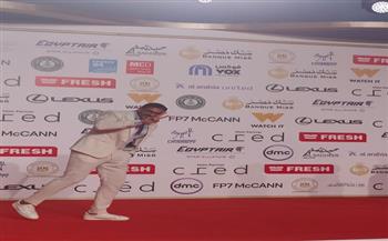 خالد سليم يمازح المصورين على السجادة الحمراء في مهرجان القاهرة السينمائي الدولي