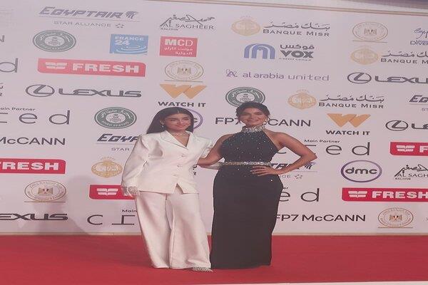 رانيا منصور وابنتها توانا تتألّقان على الريد كاربت في مهرجان القاهرة السينمائي الدولي  