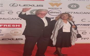 حسين فهمي وزوجته على الريد كاربت في مهرجان القاهرة السينمائي الدولي