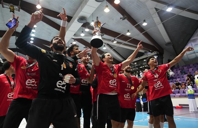 لاعبو الأهلي يحتفلون بلقب السوبر المصري بعد الفوز على سموحة