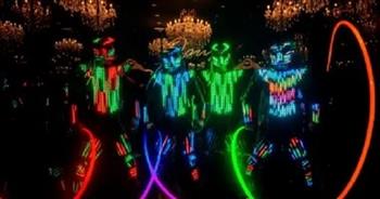 "الضوء الراقص".. حوار بين الحركة والتقنية على مسرح "معرض الشارقة للكتاب 2025"