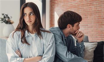 7 سلوكيات للرجال الذين يستعرضون المشاعر الزائفة خارج منازلهم فقط