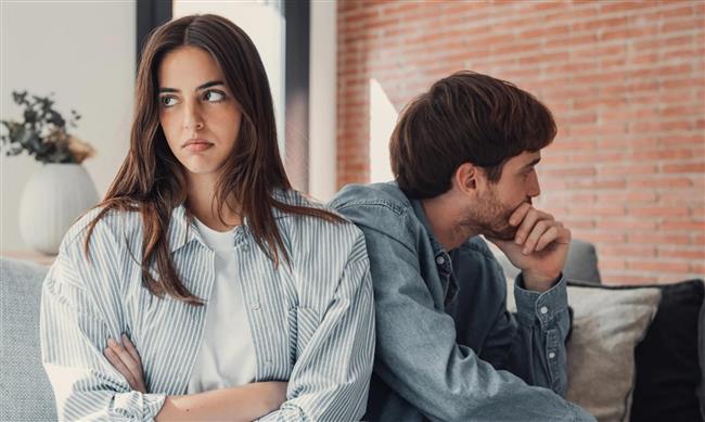 7 سلوكيات للرجال الذين يستعرضون المشاعر الزائفة خارج منازلهم فقط