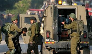 الاحتلال الإسرائيلي يعتقل ثلاثة فلسطينيين ويداهم عدة منازل بنابلس