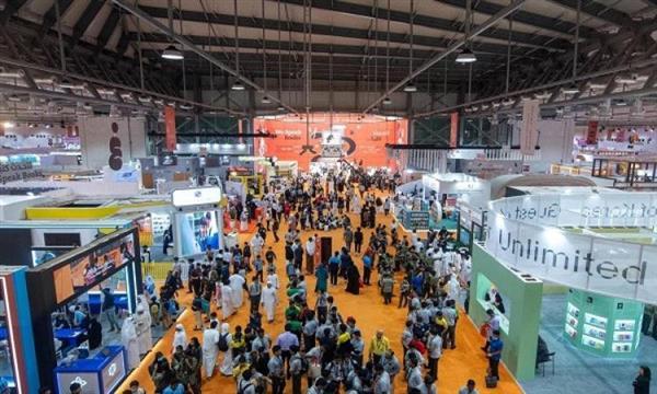 أدباء في "الشارقة الدولي للكتاب" يؤكدون أهمية الرجوع إلى الجذور لفهم الحاضر وصناعة الغد 