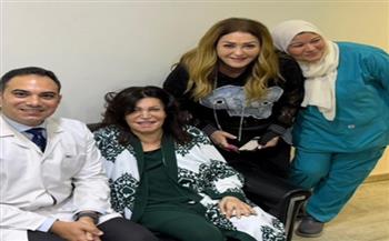 نهال عنبر تشكر الدكتور سامي قنديل بعد رعايته الصحية للفنانة نجوى فؤاد