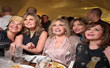 إلهام شاهين تحتفل بوسام يسرا بدورة مهرجان القاهرة الـ 46 في سهرة خاصة 