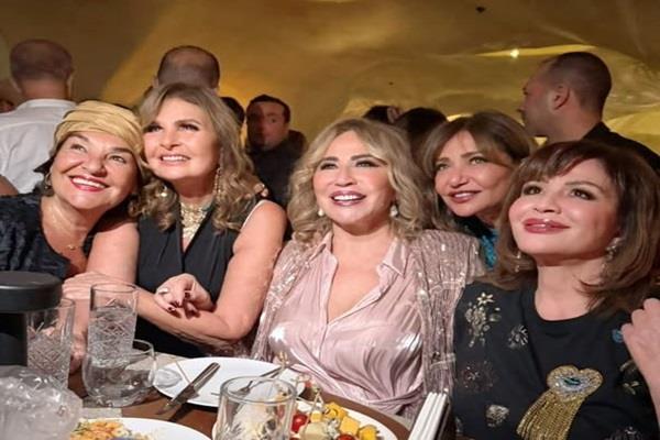 إلهام شاهين تحتفل بوسام يسرا بدورة مهرجان القاهرة الـ 46 في سهرة خاصة 