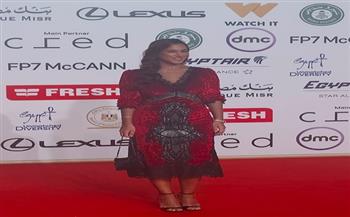 جهاد حسام الدين تخطف الأنظار على السجادة الحمراء في مهرجان القاهرة السينمائي 