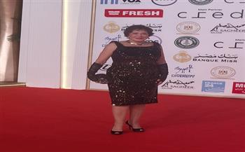 لبلبة تتألق بإطلالة لامعة على السجادة الحمراء في مهرجان القاهرة السينمائي