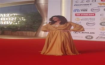 بسمة تتألق بإطلالة ذهبية على السجادة الحمراء في مهرجان القاهرة السينمائي