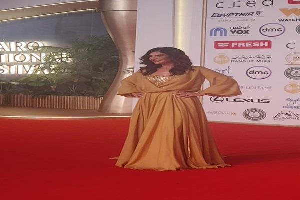 بسمة تتألق بإطلالة ذهبية على السجادة الحمراء في مهرجان القاهرة السينمائي