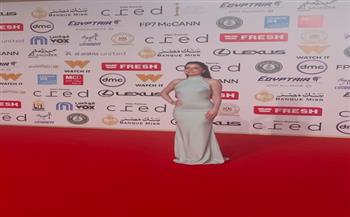 سارة نور تتألق بإطلالة راقية على السجادة الحمراء في مهرجان القاهرة السينمائي