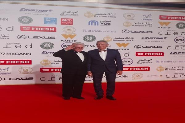 حسين فهمي ومحمود حميدة يتصدران السجادة الحمراء بمهرجان القاهرة السينمائي